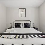 Stylish Designer\'S Favorite Home With Free Banff Pass, Netflix, Double Garage, Sleeps 8