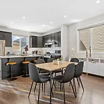 Stylish Designer\'S Favorite Home With Free Banff Pass, Netflix, Double Garage, Sleeps 8