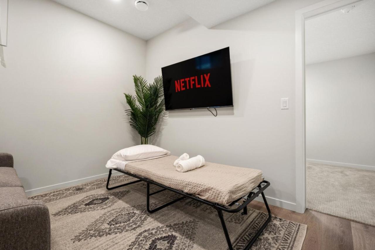 Stylish Designer's Favorite With Free Banff Pass, Netflix, Double Garage, Sleeps 8 Holiday home