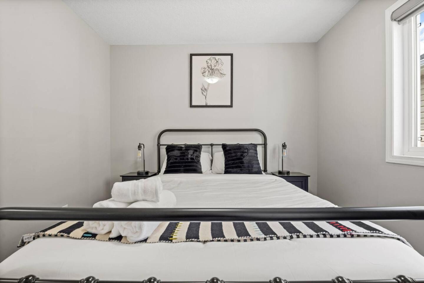 Stylish Designer's Favorite With Free Banff Pass, Netflix, Double Garage, Sleeps 8 Holiday home