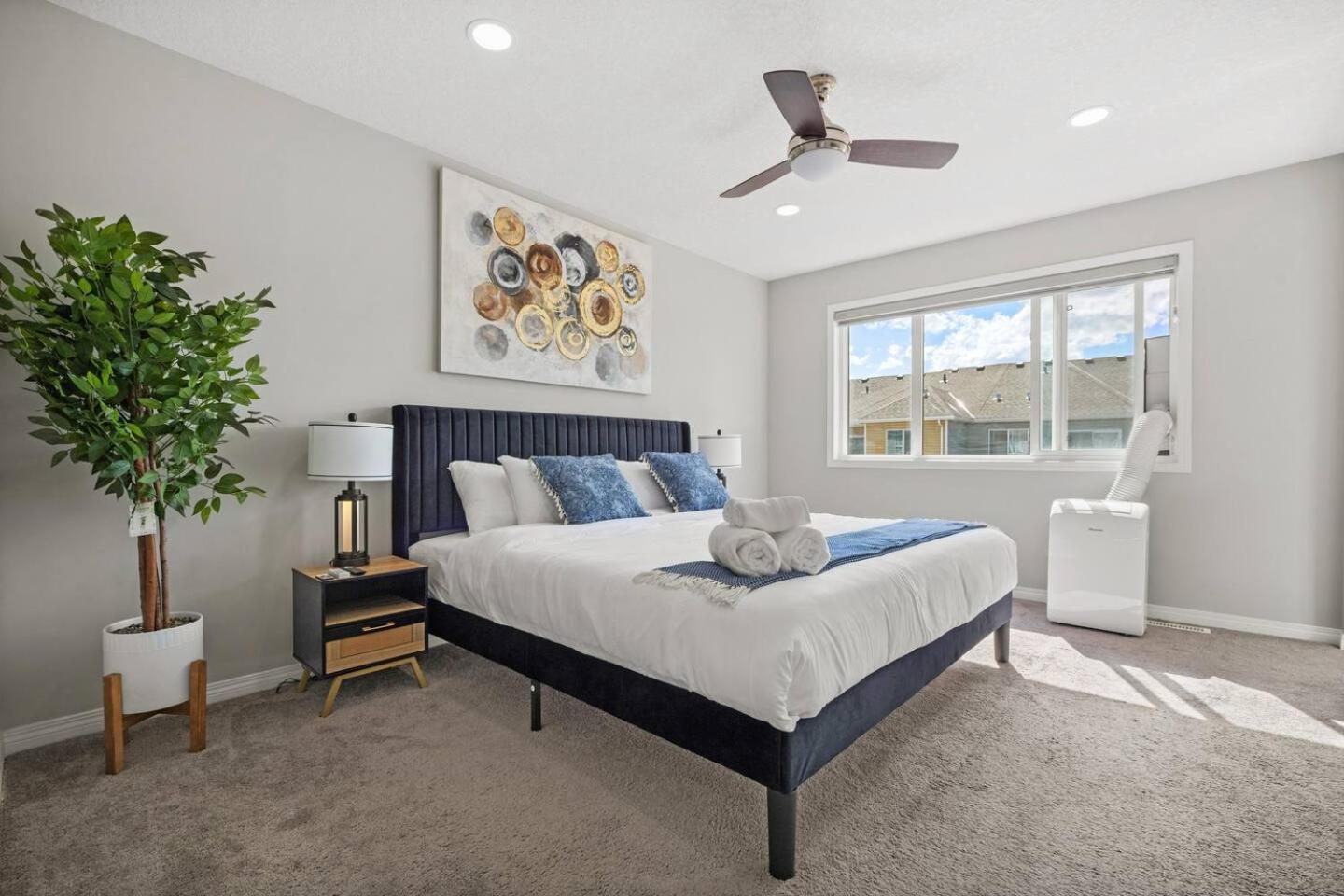 Holiday home Stylish Designer's Favorite With Free Banff Pass, Netflix, Double Garage, Sleeps 8