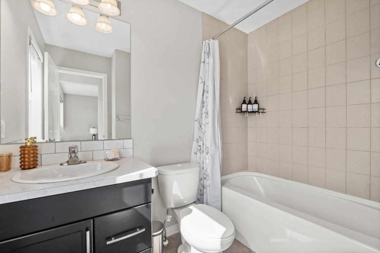 Stylish Designer's Favorite With Free Banff Pass, Netflix, Double Garage, Sleeps 8 *