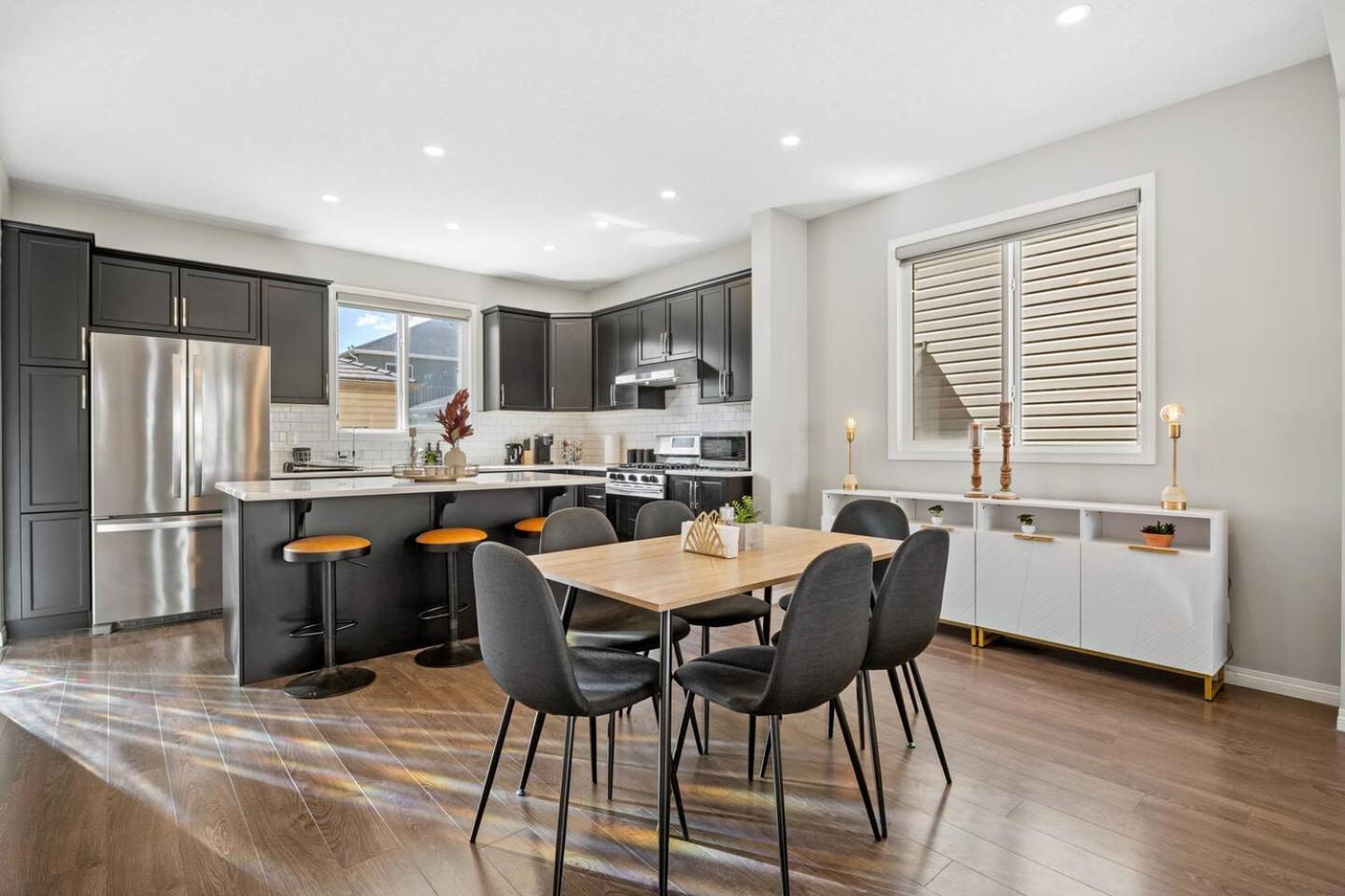 Holiday home Stylish Designer's Favorite With Free Banff Pass, Netflix, Double Garage, Sleeps 8 Calgary