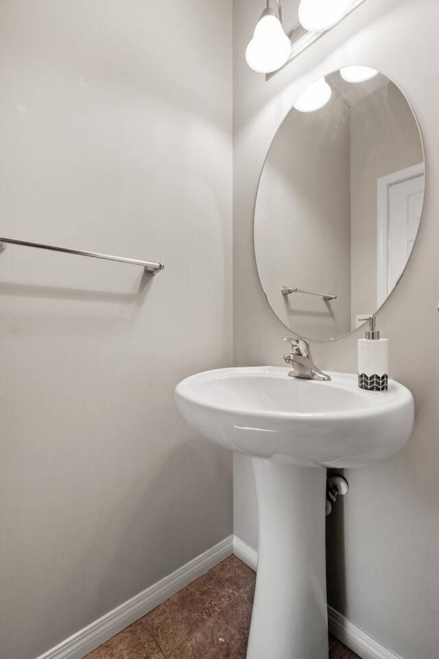 Stylish Designer's Favorite With Free Banff Pass, Netflix, Double Garage, Sleeps 8 *