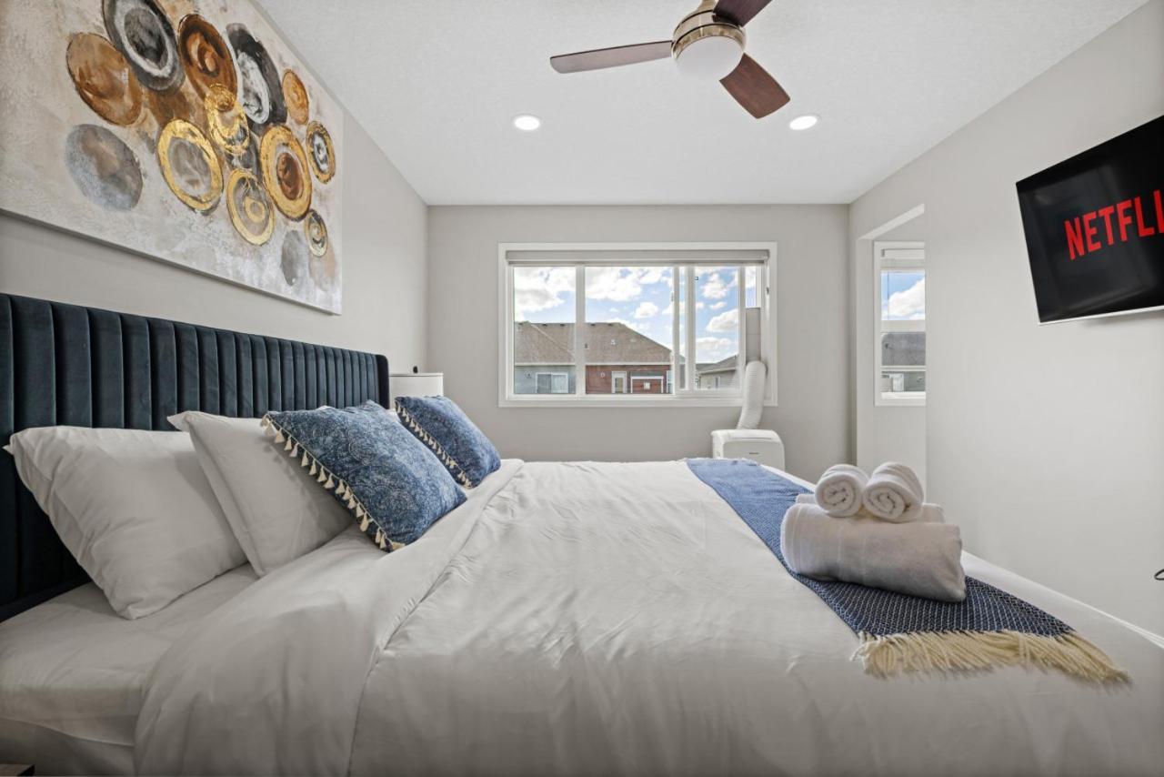 Stylish Designer's Favorite With Free Banff Pass, Netflix, Double Garage, Sleeps 8