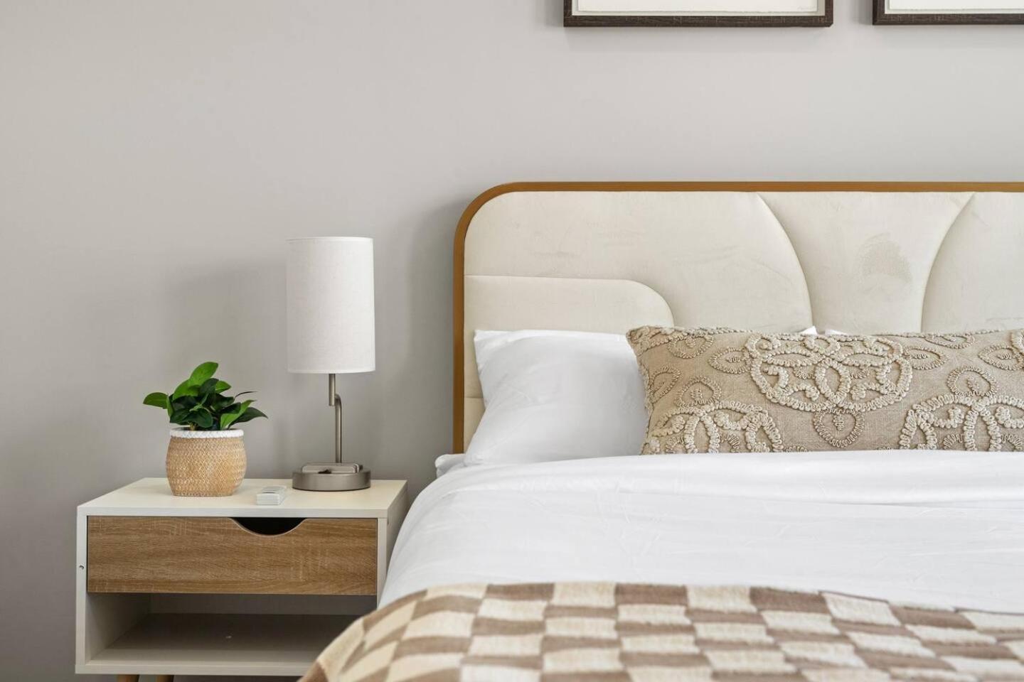 Stylish Designer's Favorite With Free Banff Pass, Netflix, Double Garage, Sleeps 8 Holiday home