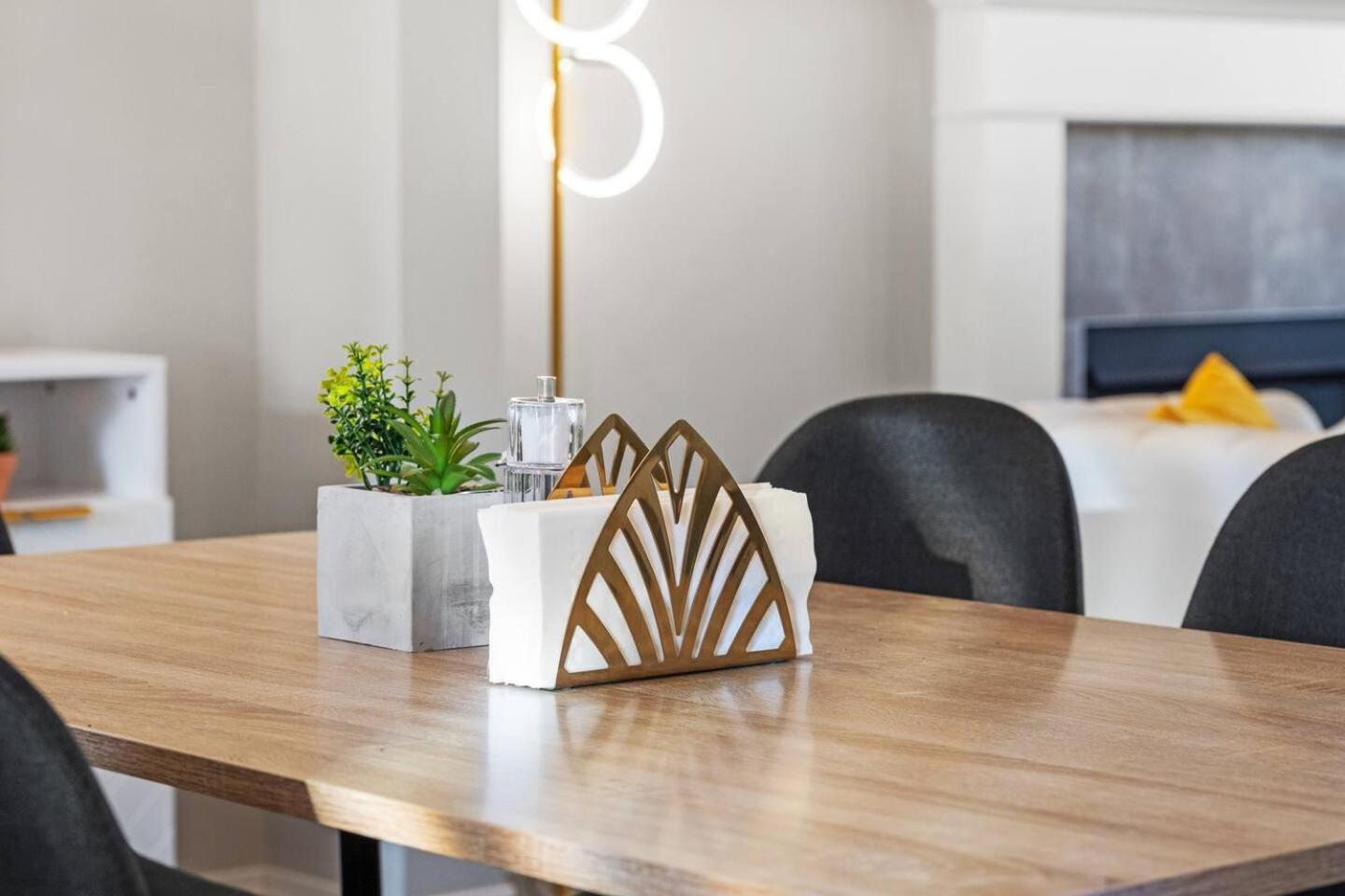 Holiday home Stylish Designer's Favorite With Free Banff Pass, Netflix, Double Garage, Sleeps 8 *