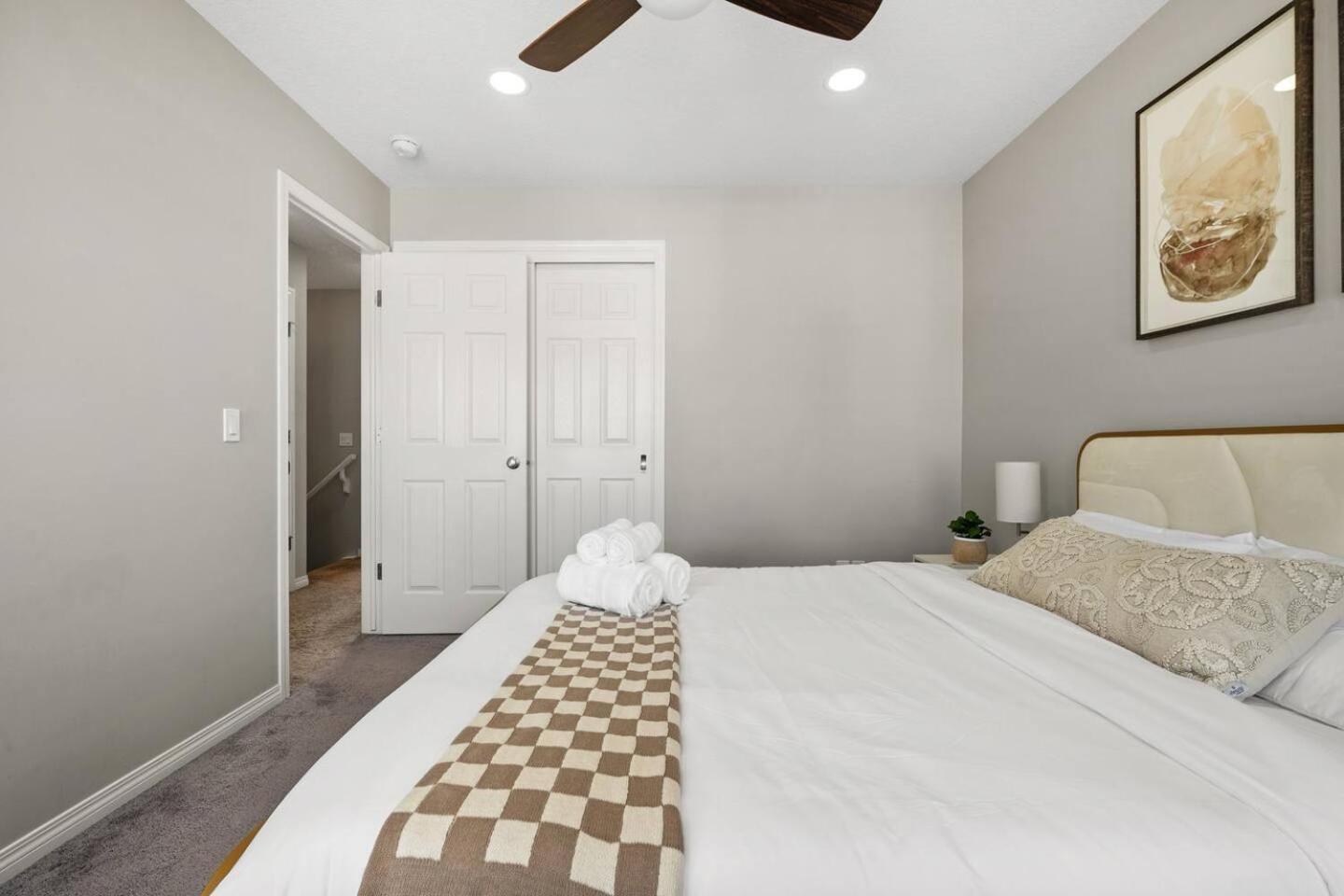 Holiday home Stylish Designer's Favorite With Free Banff Pass, Netflix, Double Garage, Sleeps 8 Calgary
