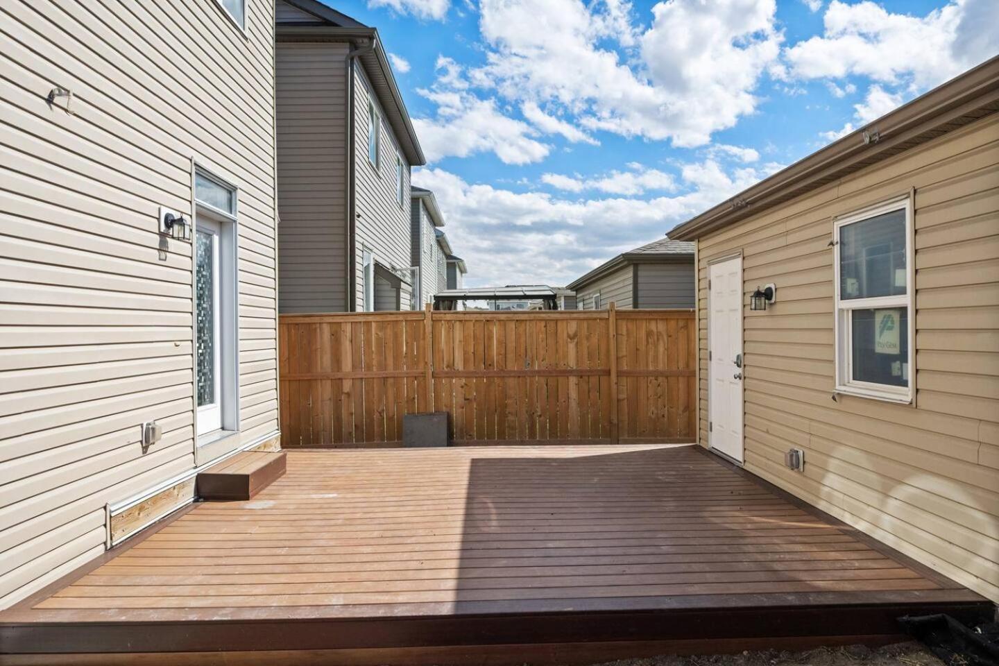Stylish Designer's Favorite With Free Banff Pass, Netflix, Double Garage, Sleeps 8 Holiday home