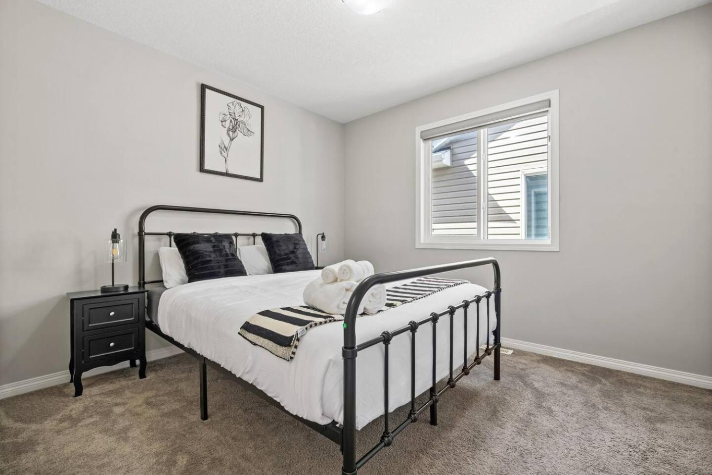 Stylish Designer's Favorite With Free Banff Pass, Netflix, Double Garage, Sleeps 8 Holiday home Calgary