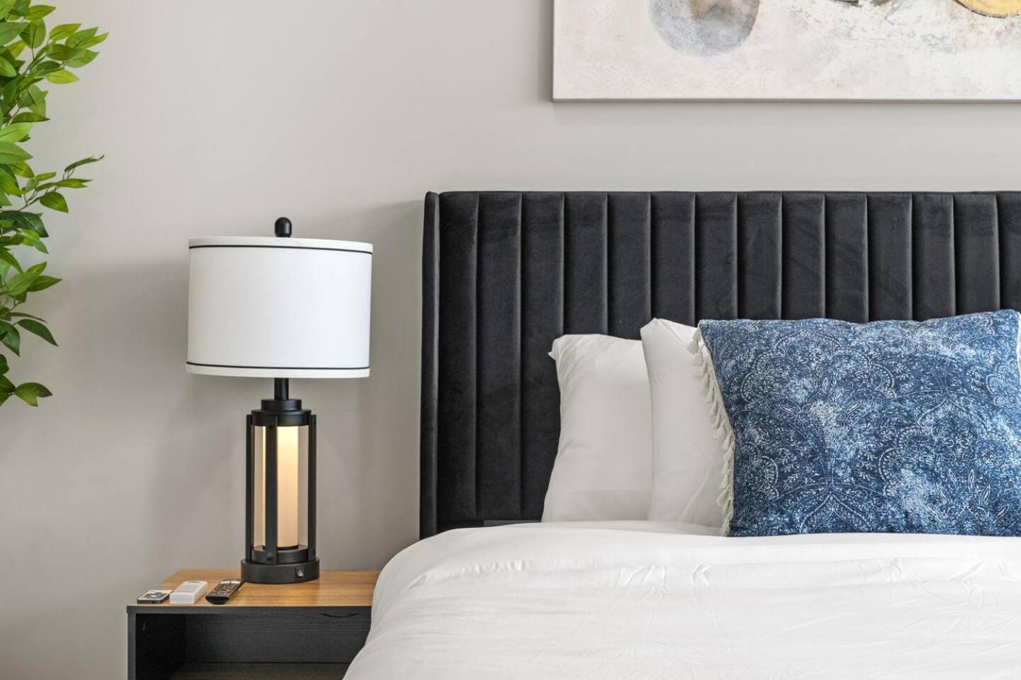 Stylish Designer's Favorite With Free Banff Pass, Netflix, Double Garage, Sleeps 8 Holiday home *