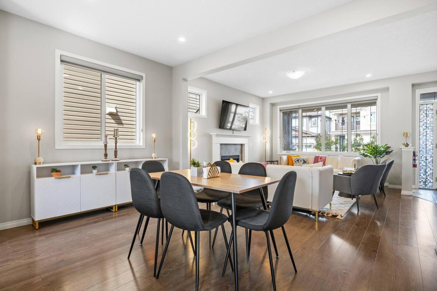 Stylish Designer's Favorite With Free Banff Pass, Netflix, Double Garage, Sleeps 8 Holiday home Calgary