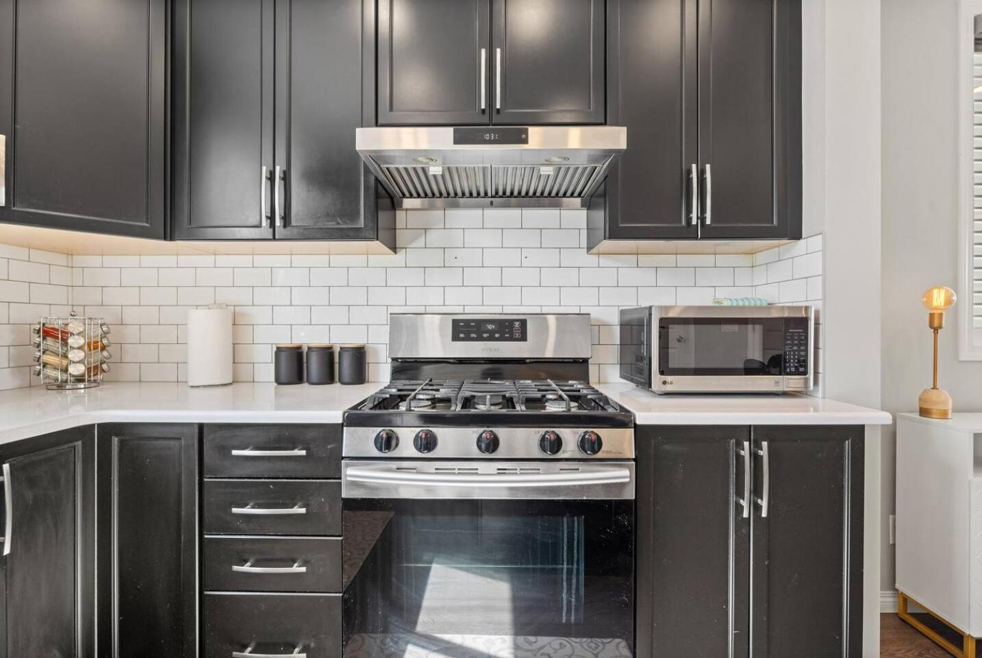 Holiday home Stylish Designer's Favorite With Free Banff Pass, Netflix, Double Garage, Sleeps 8 Calgary