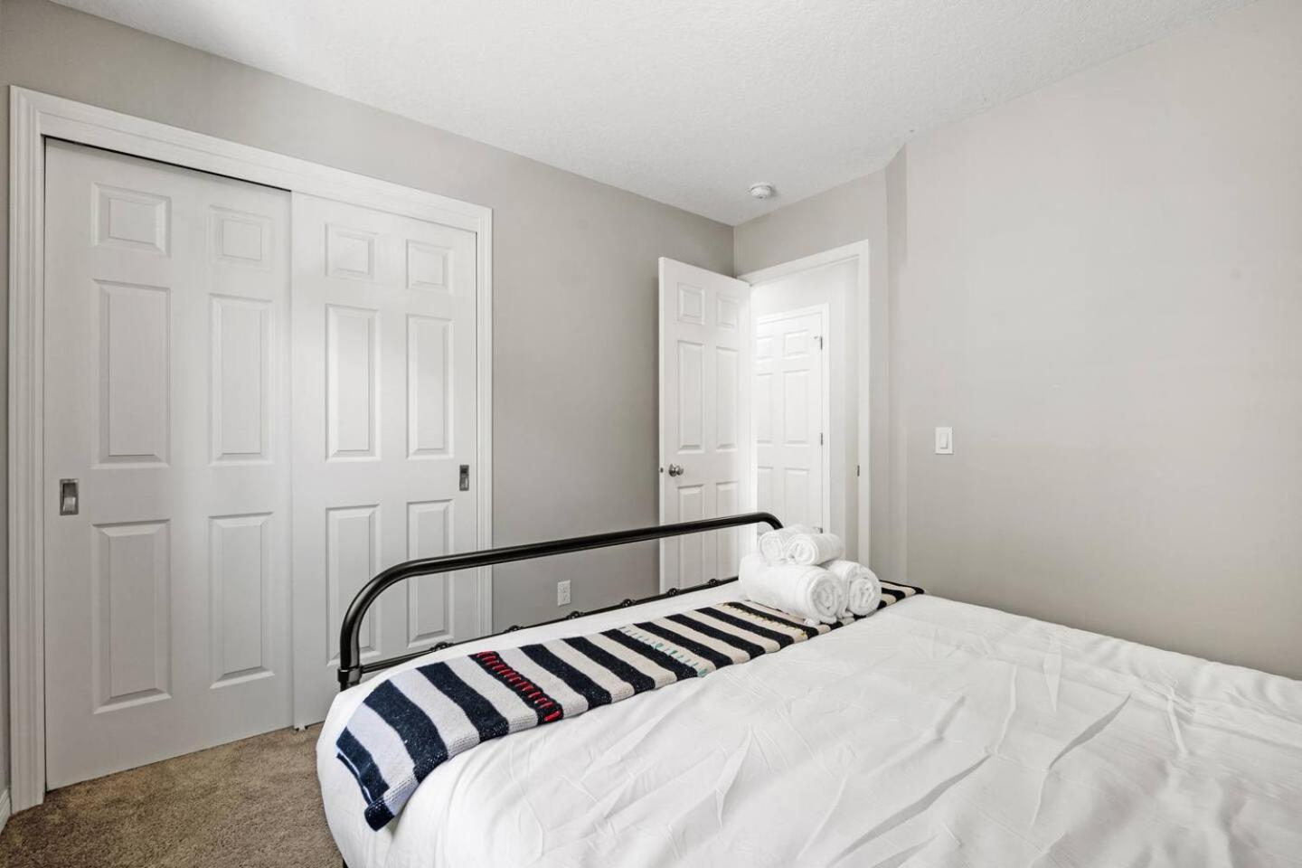 Stylish Designer's Favorite With Free Banff Pass, Netflix, Double Garage, Sleeps 8 Calgary