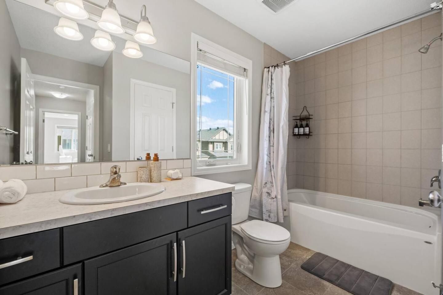 Holiday home Stylish Designer's Favorite With Free Banff Pass, Netflix, Double Garage, Sleeps 8