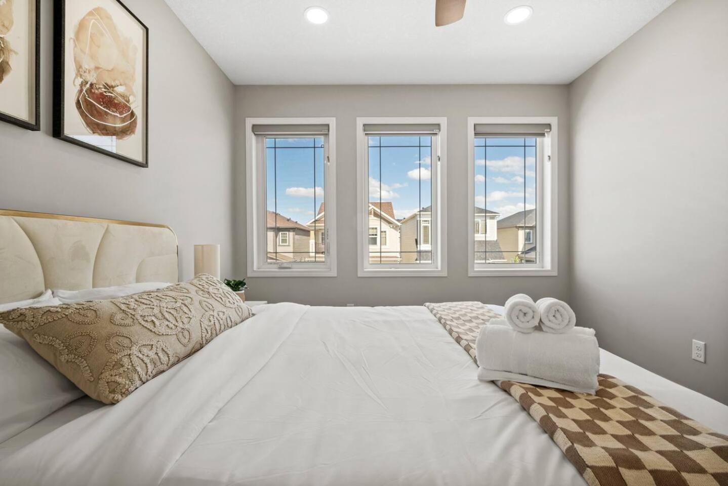 Stylish Designer's Favorite With Free Banff Pass, Netflix, Double Garage, Sleeps 8 Holiday home Calgary