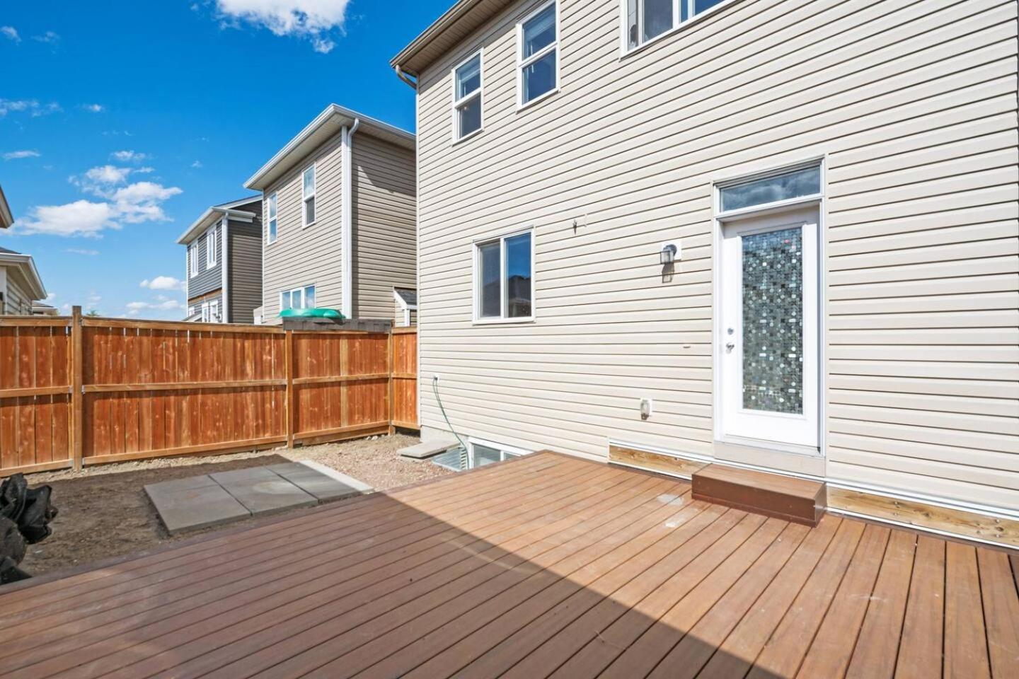 Holiday home Stylish Designer's Favorite With Free Banff Pass, Netflix, Double Garage, Sleeps 8 Calgary