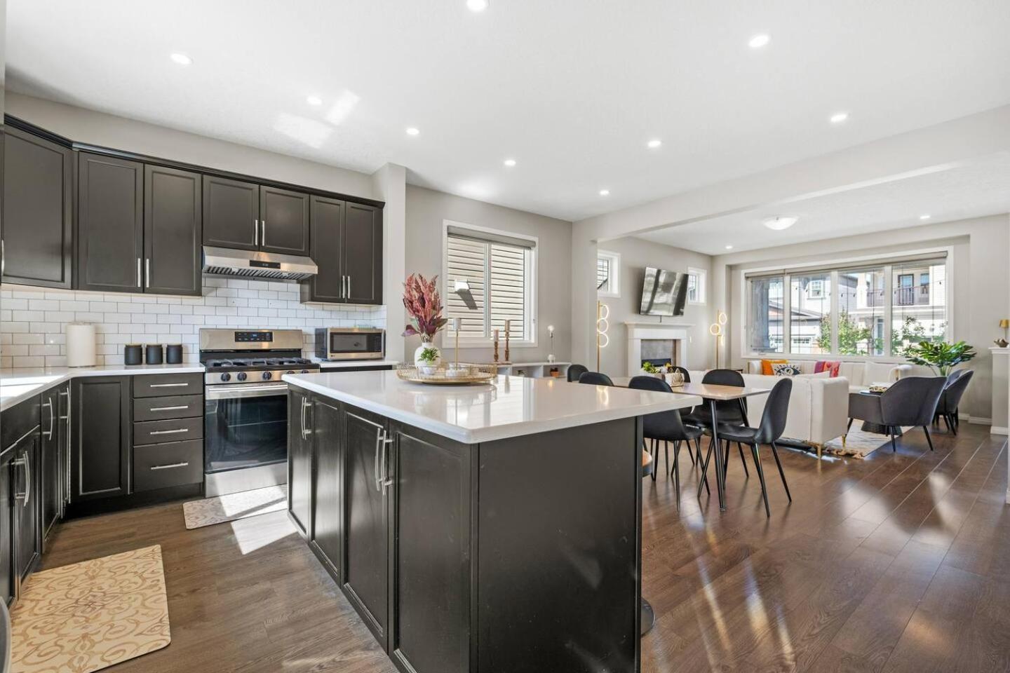 Stylish Designer's Favorite With Free Banff Pass, Netflix, Double Garage, Sleeps 8 Holiday home