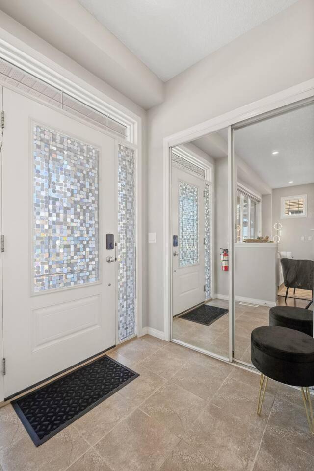 Stylish Designer's Favorite With Free Banff Pass, Netflix, Double Garage, Sleeps 8 Holiday home *