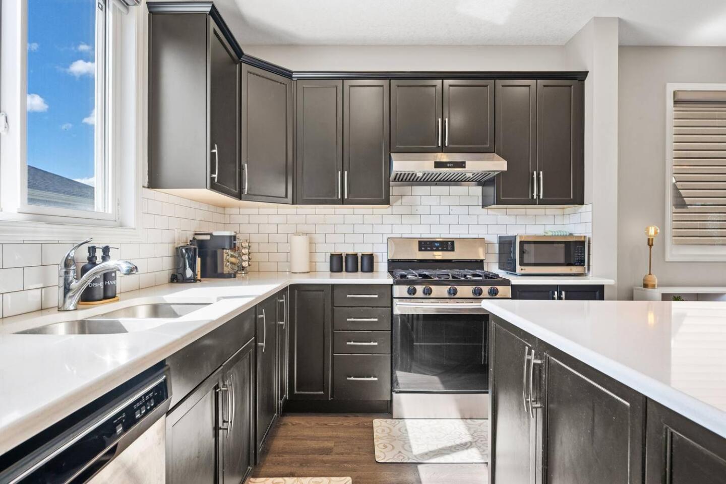 Stylish Designer's Favorite With Free Banff Pass, Netflix, Double Garage, Sleeps 8 Holiday home Calgary