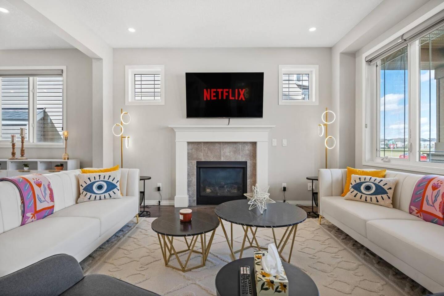 Stylish Designer's Favorite With Free Banff Pass, Netflix, Double Garage, Sleeps 8 Calgary