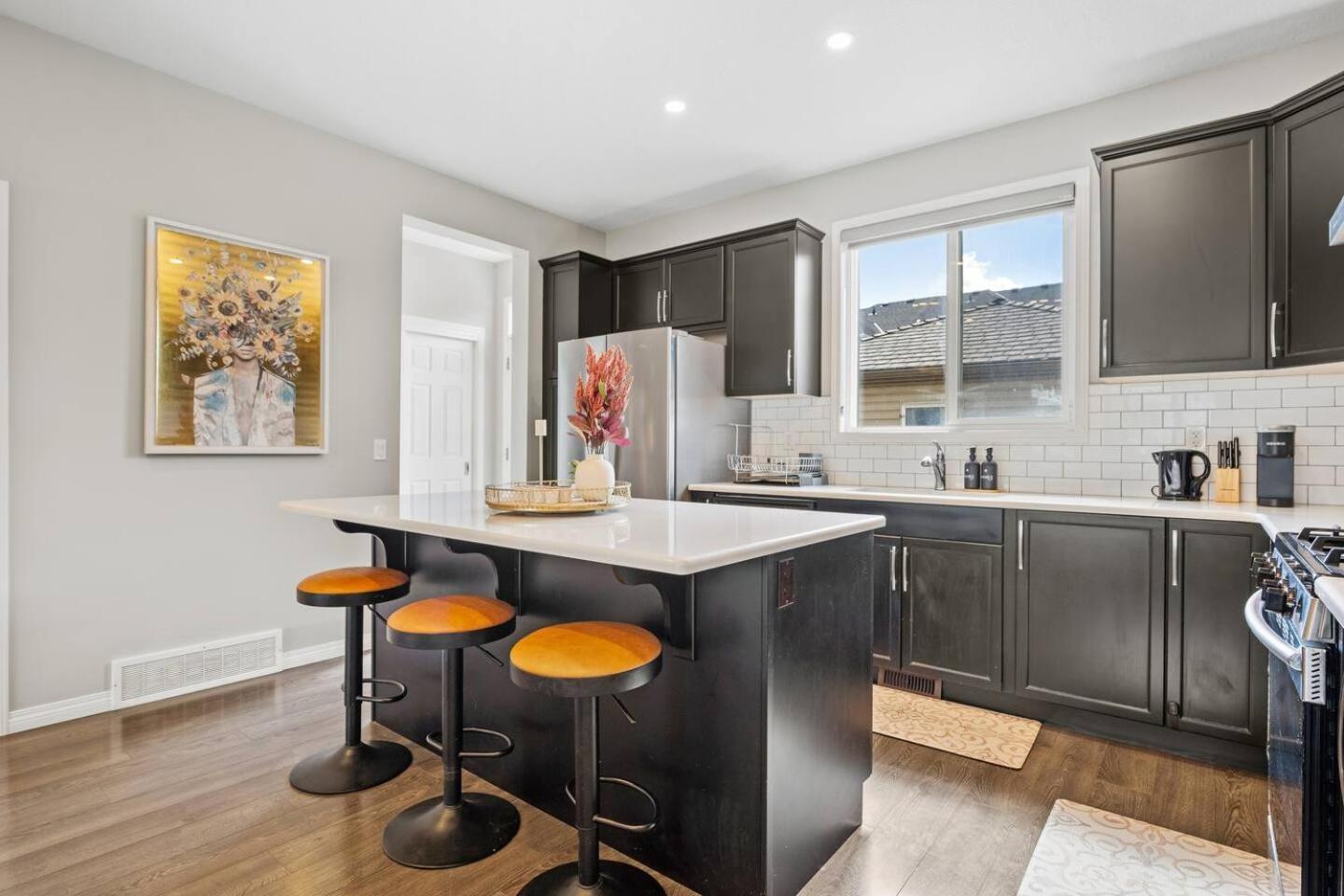 Stylish Designer's Favorite With Free Banff Pass, Netflix, Double Garage, Sleeps 8 Holiday home Calgary