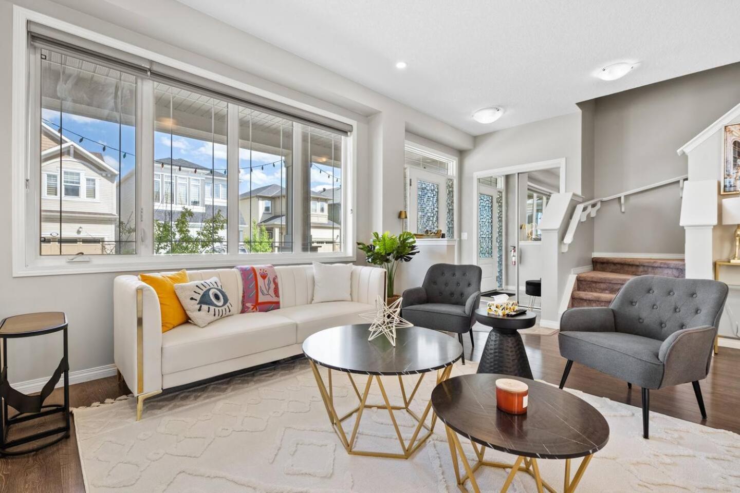 Stylish Designer's Favorite With Free Banff Pass, Netflix, Double Garage, Sleeps 8 *