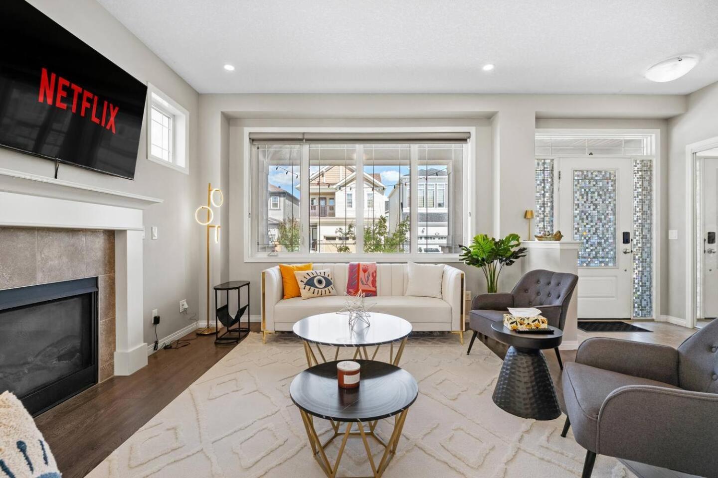 Stylish Designer's Favorite With Free Banff Pass, Netflix, Double Garage, Sleeps 8 Calgary