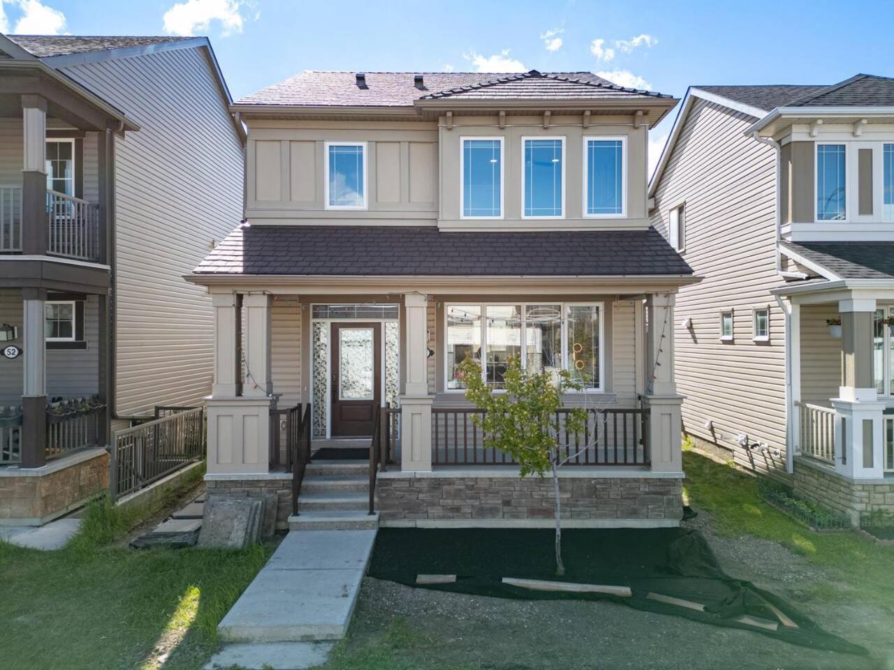 Stylish Designer's Favorite With Free Banff Pass, Netflix, Double Garage, Sleeps 8 Holiday home Calgary