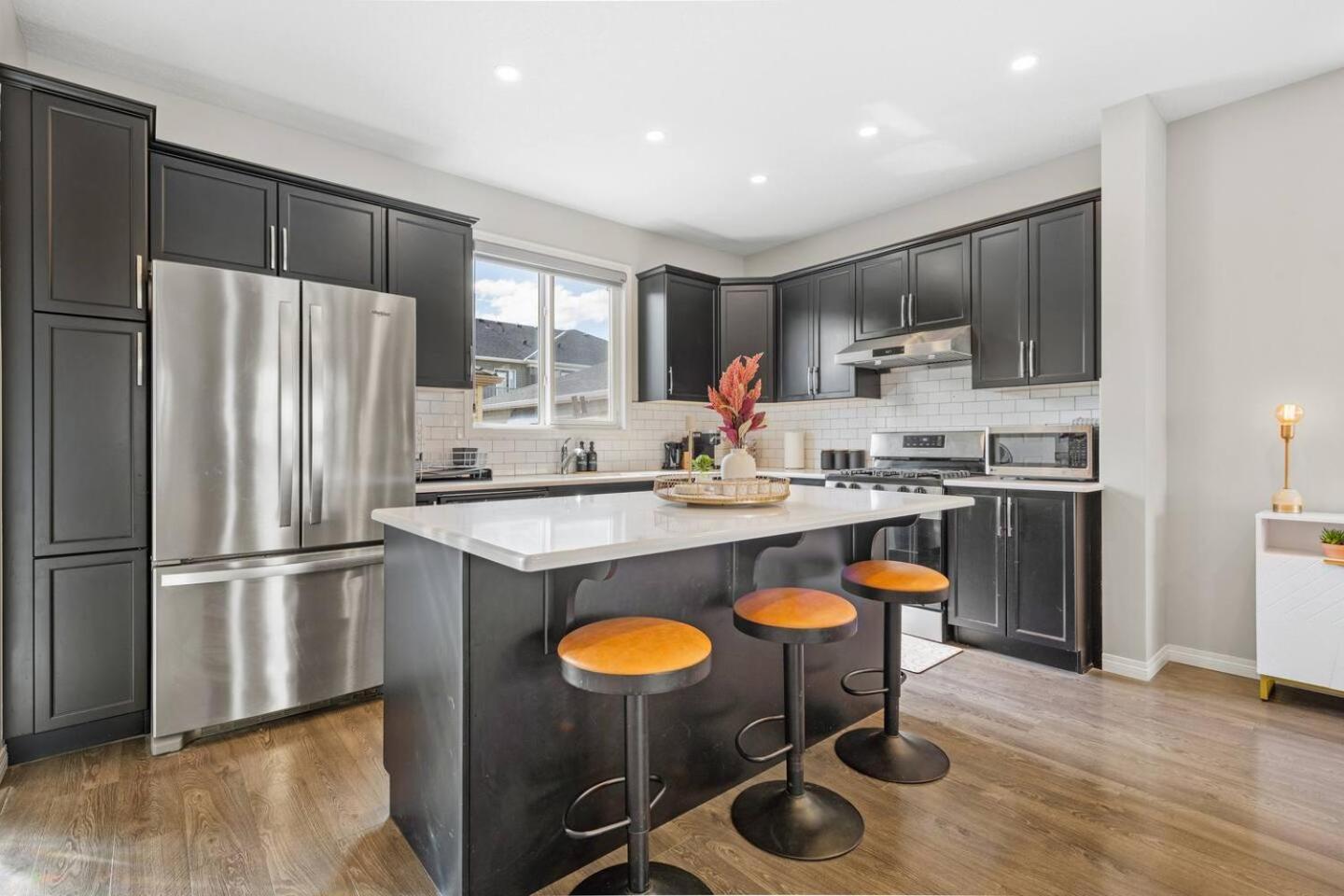 Stylish Designer's Favorite With Free Banff Pass, Netflix, Double Garage, Sleeps 8