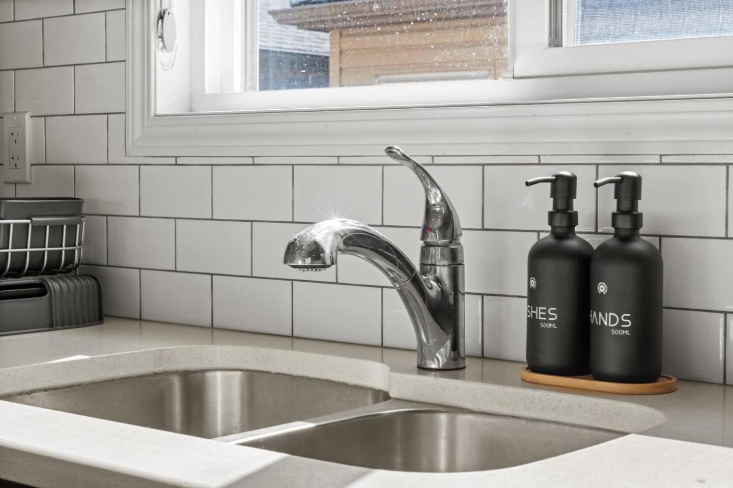 Stylish Designer's Favorite With Free Banff Pass, Netflix, Double Garage, Sleeps 8 * Calgary