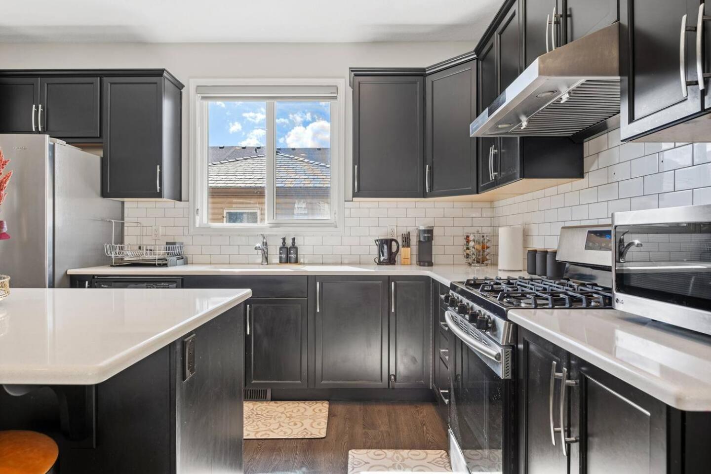 Stylish Designer's Favorite With Free Banff Pass, Netflix, Double Garage, Sleeps 8 * Calgary