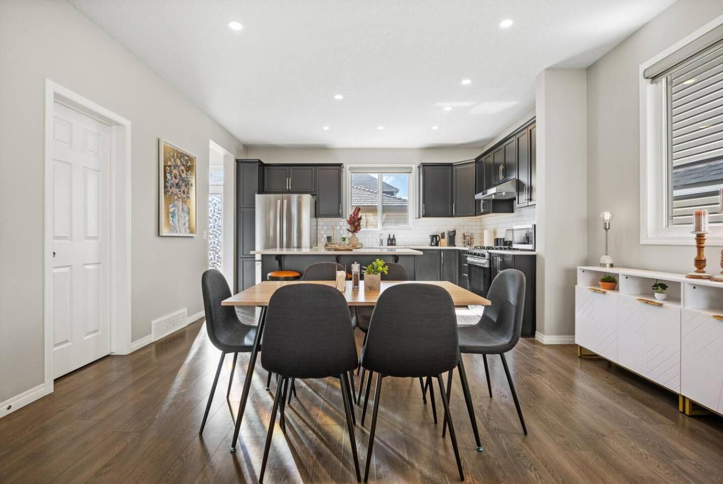 Stylish Designer's Favorite With Free Banff Pass, Netflix, Double Garage, Sleeps 8 *