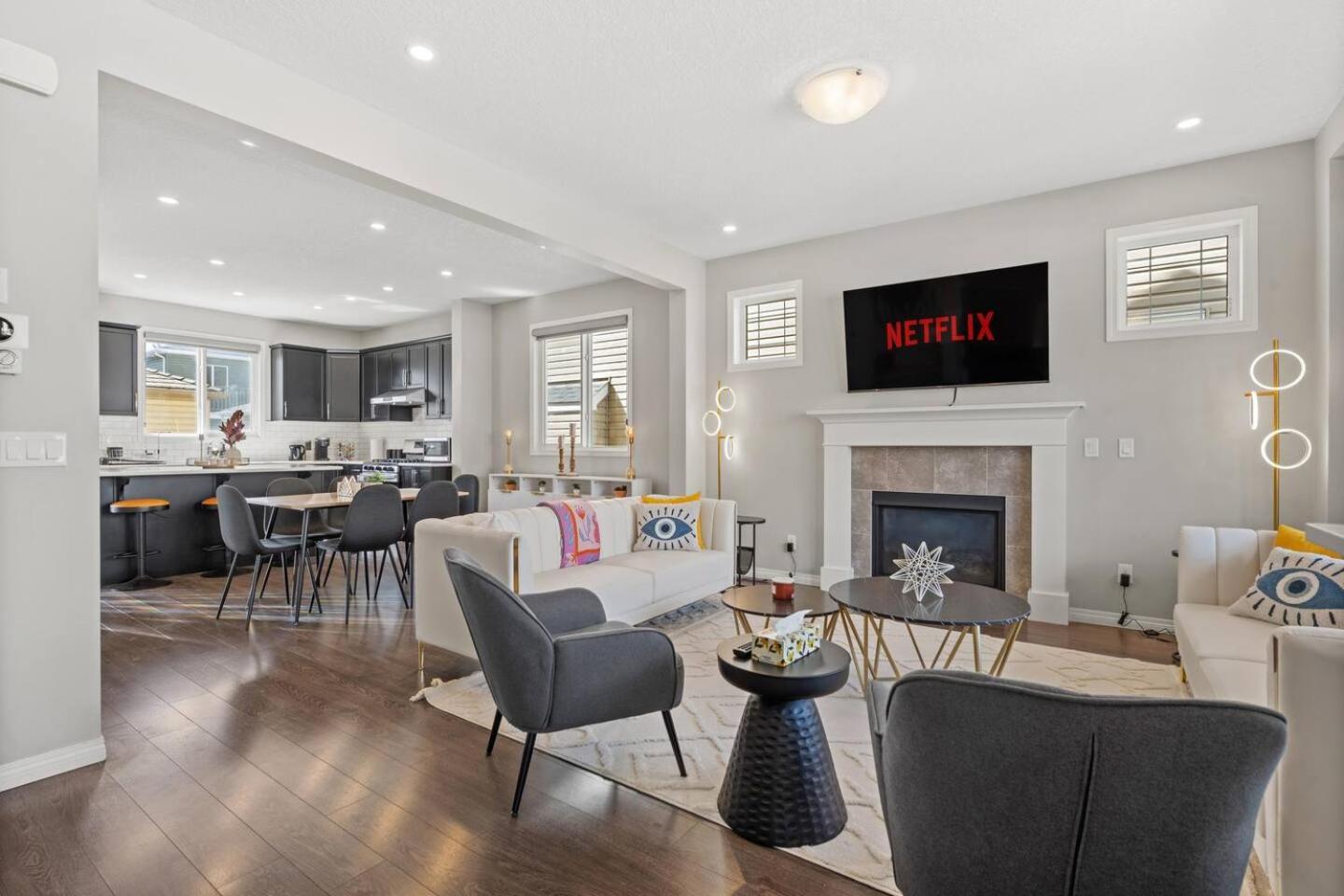 Hébergement de vacances Stylish Designer's Favorite With Free Banff Pass, Netflix, Double Garage, Sleeps 8 Calgary